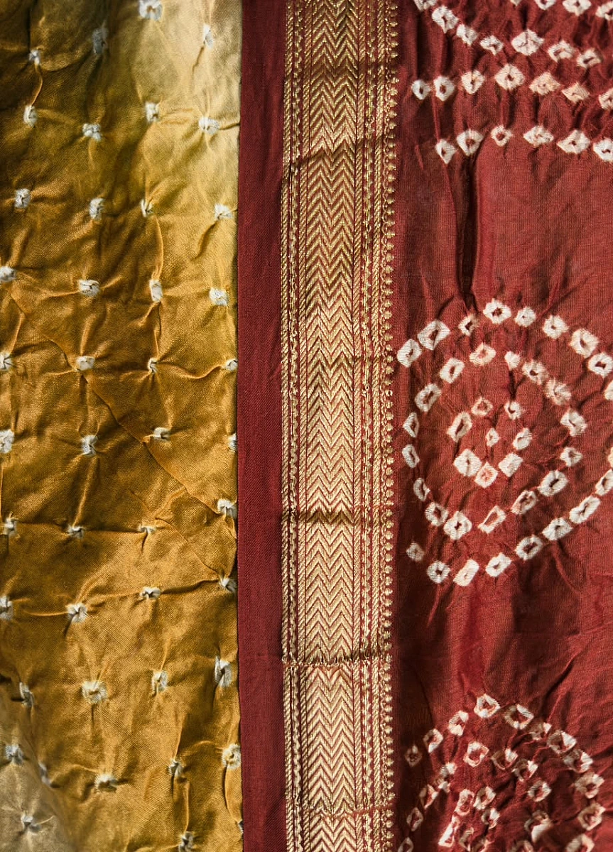 ✨ Mahroon Maheshwari Silk Bandhani Saree — where tradition meets timeless elegance ✨ - Image 2
