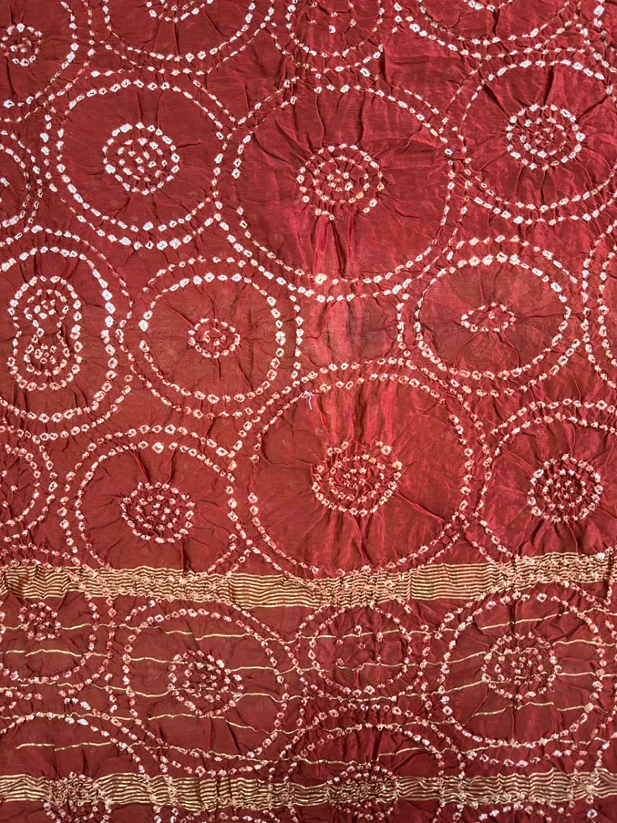 ✨ Mahroon Maheshwari Silk Bandhani Saree — where tradition meets timeless elegance ✨ - Image 4