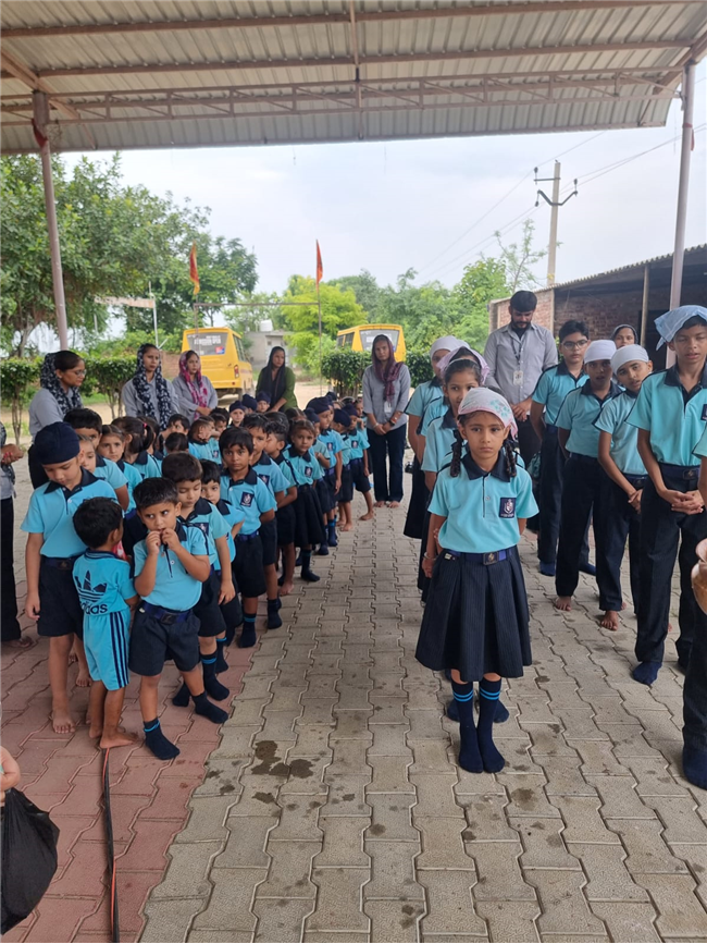 STUDENTS SHIV MANDIR VISIT
