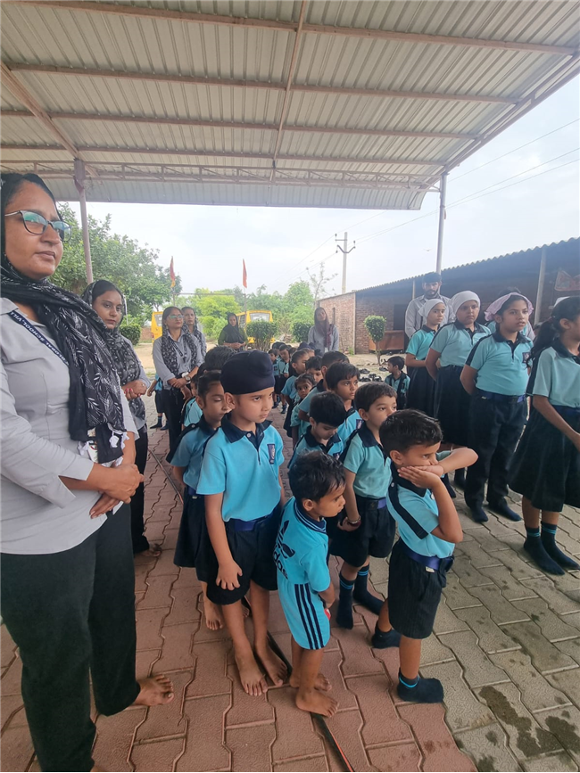 STUDENTS SHIV MANDIR VISIT