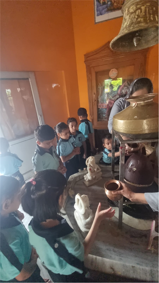 STUDENTS SHIV MANDIR VISIT