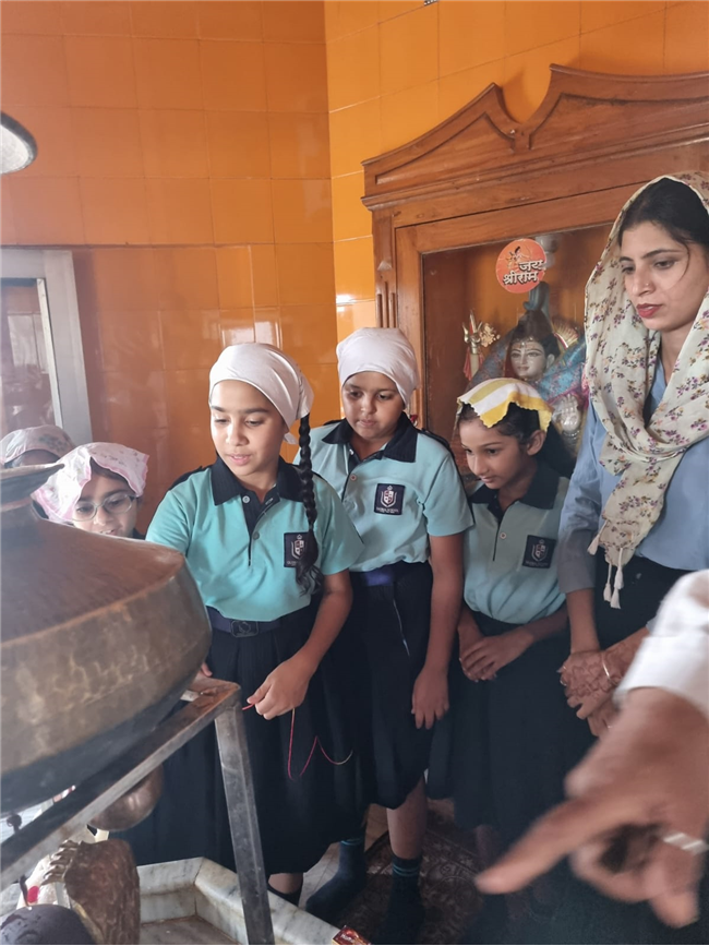 STUDENTS SHIV MANDIR VISIT
