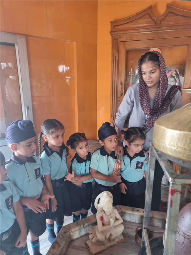 STUDENTS SHIV MANDIR VISIT