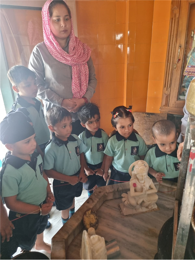 STUDENTS SHIV MANDIR VISIT