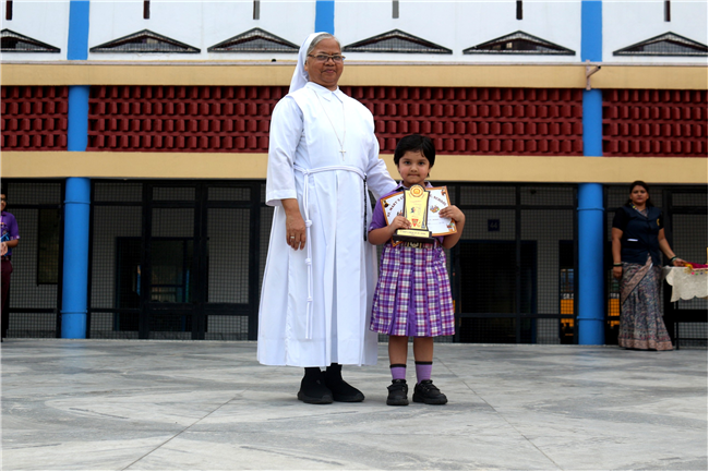PRIZE DISTRIBUTION CEREMONY OF CLASS L.K.G