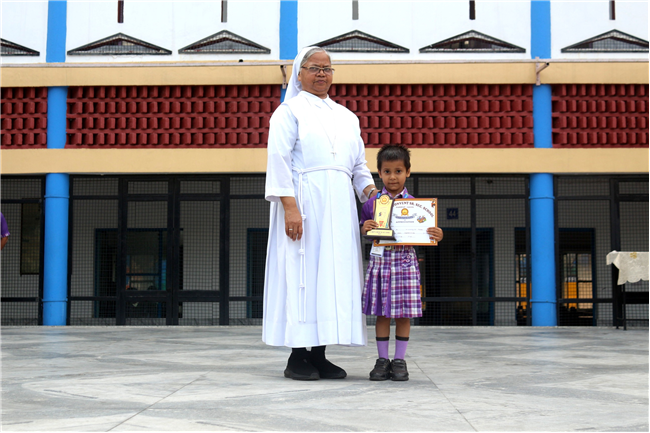 PRIZE DISTRIBUTION CEREMONY OF CLASS L.K.G