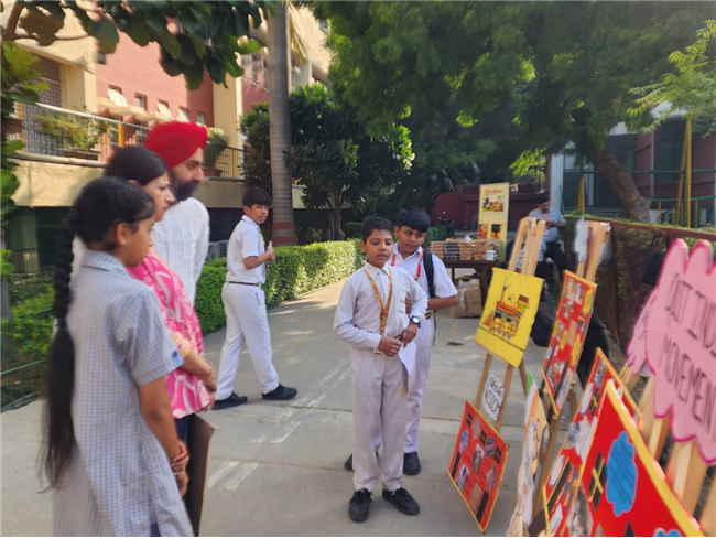 TRAIN TO FREEDOM - A JOURNEY THROUGH GANDHI'S LIFE (MIDDLE SCHOOL)
