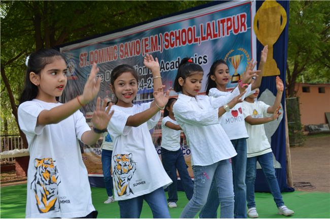 Prize Distribution Ceremony for Academic Toppers (Classes VI to IX and XI)