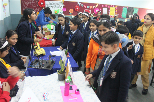 EXHIBITION OF PHYSICS WORKING MODELS BY STUDENTS OF CLASS 9-C