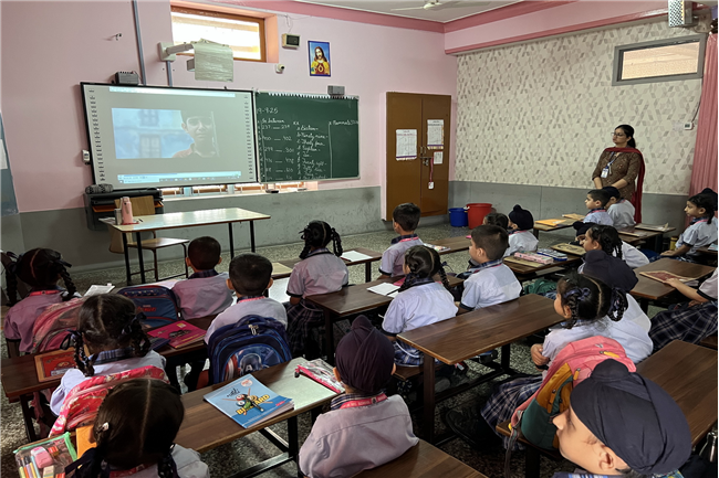 CHALO JEETE HAIN MOVIE SHOWCASING IN SCHOOL