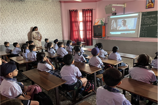 CHALO JEETE HAIN MOVIE SHOWCASING IN SCHOOL