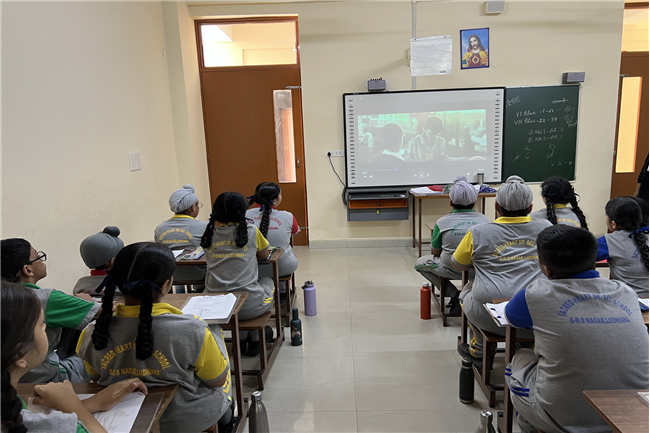 CHALO JEETE HAIN MOVIE SHOWCASING IN SCHOOL