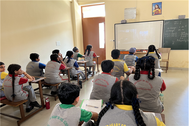 CHALO JEETE HAIN MOVIE SHOWCASING IN SCHOOL