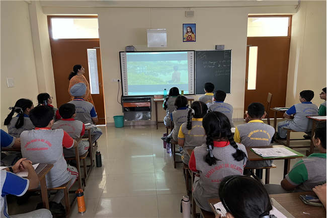 CHALO JEETE HAIN MOVIE SHOWCASING IN SCHOOL