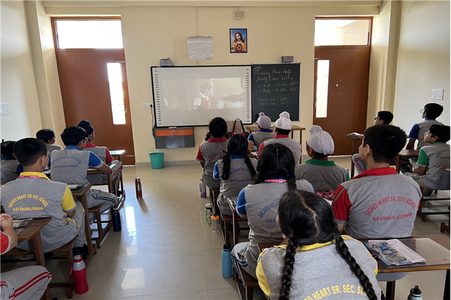 CHALO JEETE HAIN MOVIE SHOWCASING IN SCHOOL