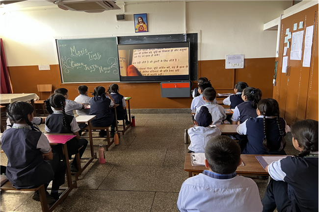 CHALO JEETE HAIN MOVIE SHOWCASING IN SCHOOL