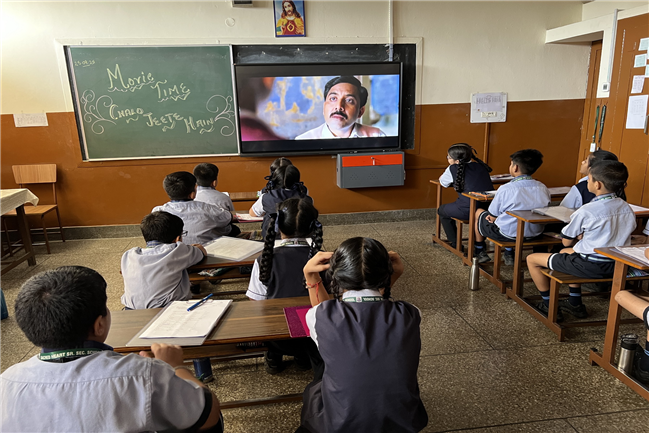 CHALO JEETE HAIN MOVIE SHOWCASING IN SCHOOL