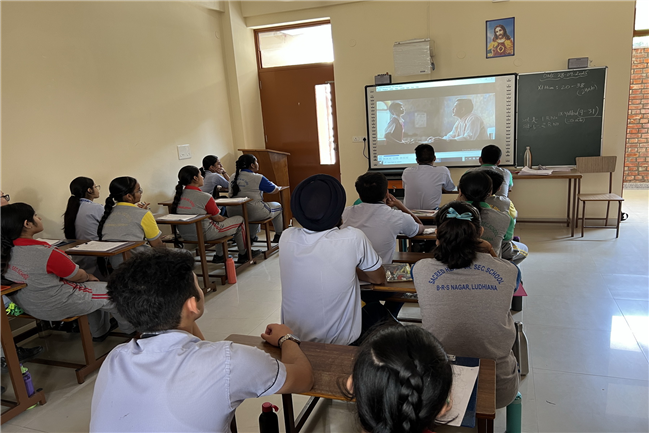 CHALO JEETE HAIN MOVIE SHOWCASING IN SCHOOL