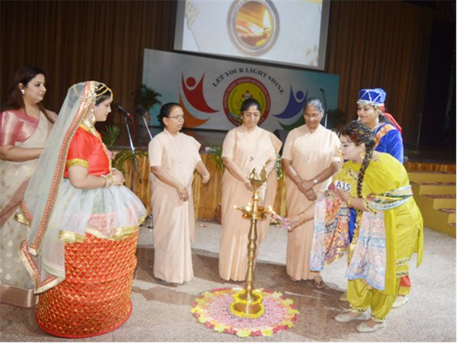 ‘Global Glitz’ – A Heartfelt Tribute to Mothers at Sacred Heart Sr. Sec. School