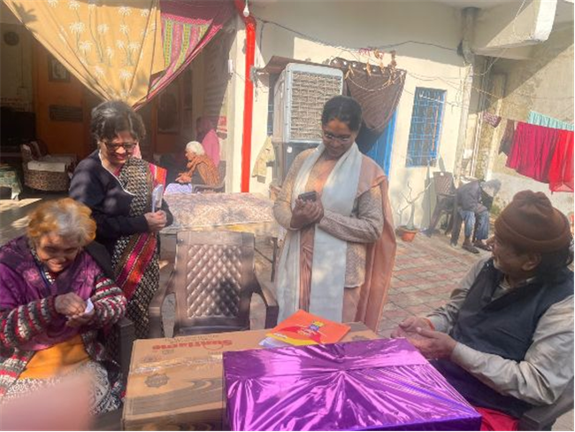 JPIC MEMBERS ORGANIZED A VISIT TO DHANRAJ OLD AGE HOME