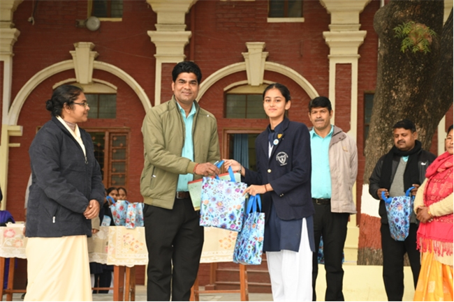 USM ACTIVITY-WINTER SMILES