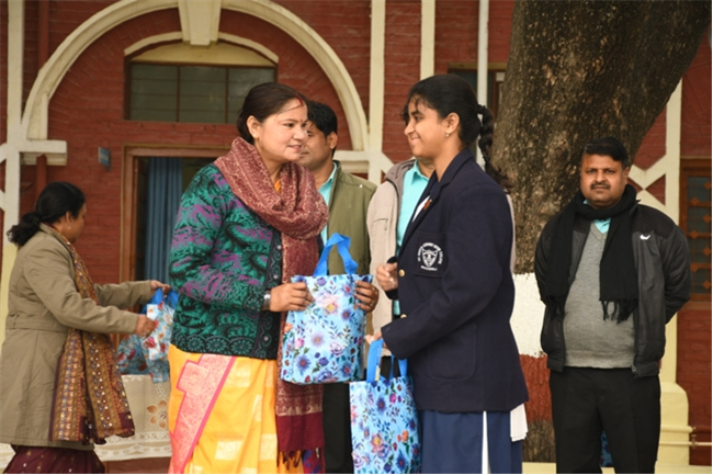 USM ACTIVITY-WINTER SMILES