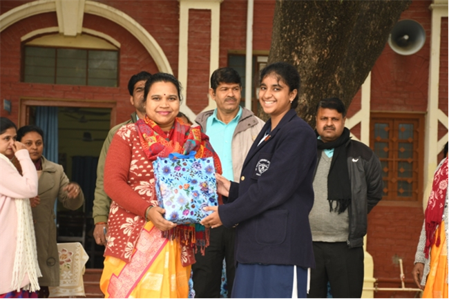 USM ACTIVITY-WINTER SMILES