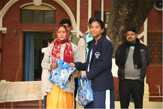 USM ACTIVITY-WINTER SMILES