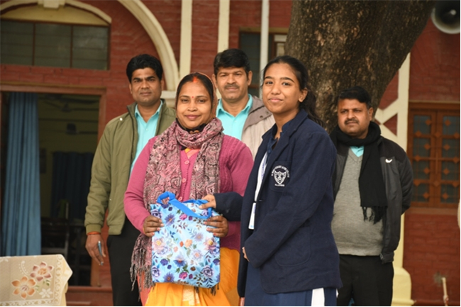 USM ACTIVITY-WINTER SMILES