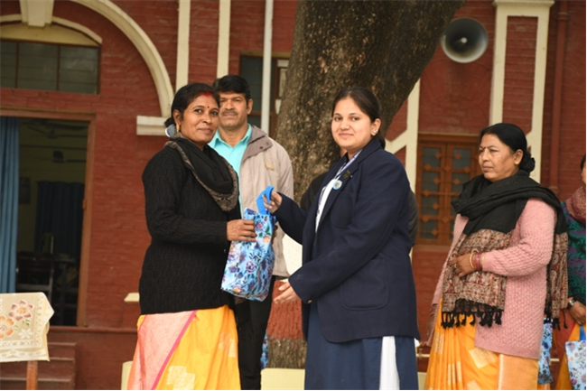 USM ACTIVITY-WINTER SMILES