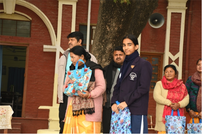 USM ACTIVITY-WINTER SMILES