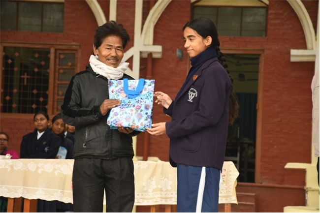 USM ACTIVITY-WINTER SMILES