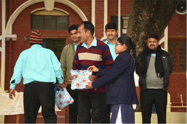 USM ACTIVITY-WINTER SMILES