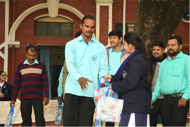 USM ACTIVITY-WINTER SMILES