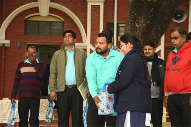 USM ACTIVITY-WINTER SMILES