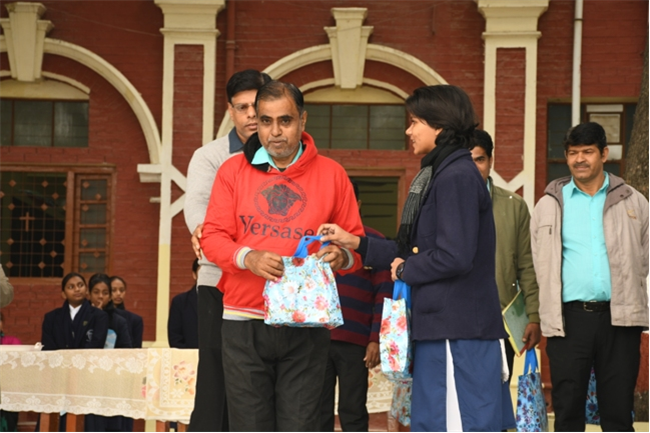 USM ACTIVITY-WINTER SMILES