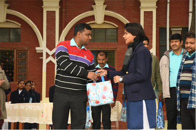 USM ACTIVITY-WINTER SMILES