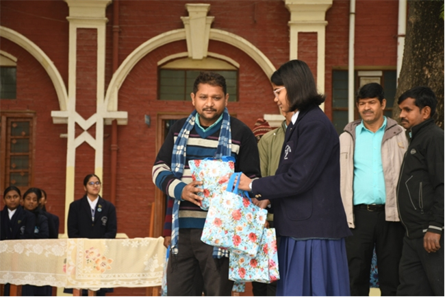 USM ACTIVITY-WINTER SMILES