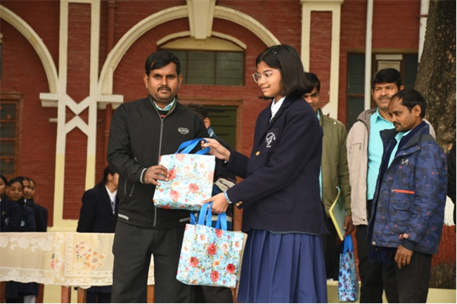 USM ACTIVITY-WINTER SMILES