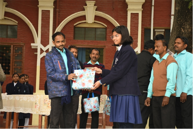 USM ACTIVITY-WINTER SMILES