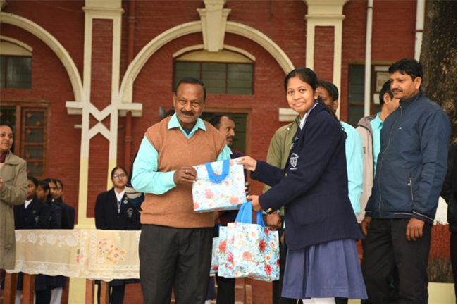 USM ACTIVITY-WINTER SMILES