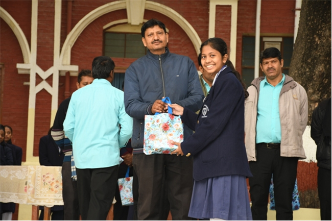 USM ACTIVITY-WINTER SMILES