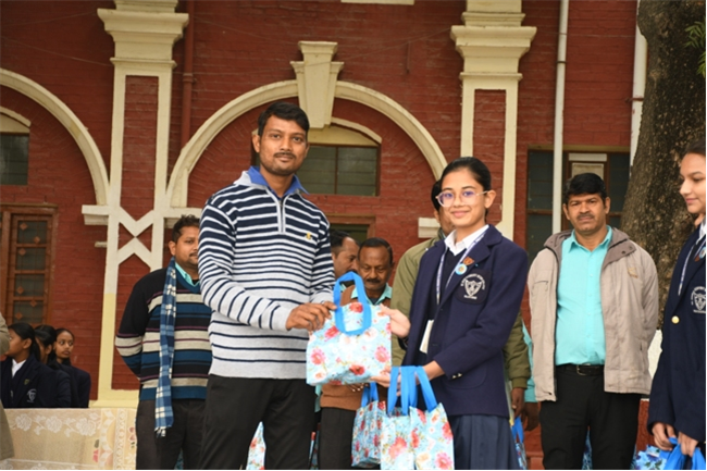 USM ACTIVITY-WINTER SMILES