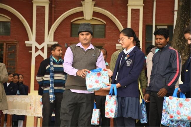 USM ACTIVITY-WINTER SMILES