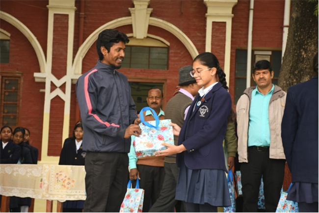 USM ACTIVITY-WINTER SMILES