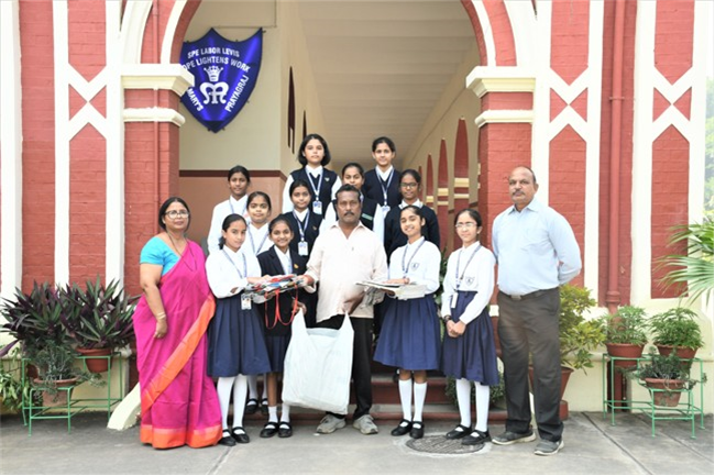 The bags were made out of old newspapers by class 6-E and were later donated to the vendors by the members of the Eco team.