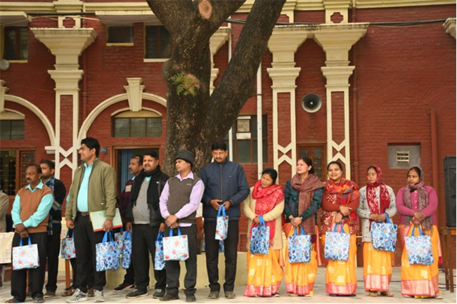 USM ACTIVITY-WINTER SMILES