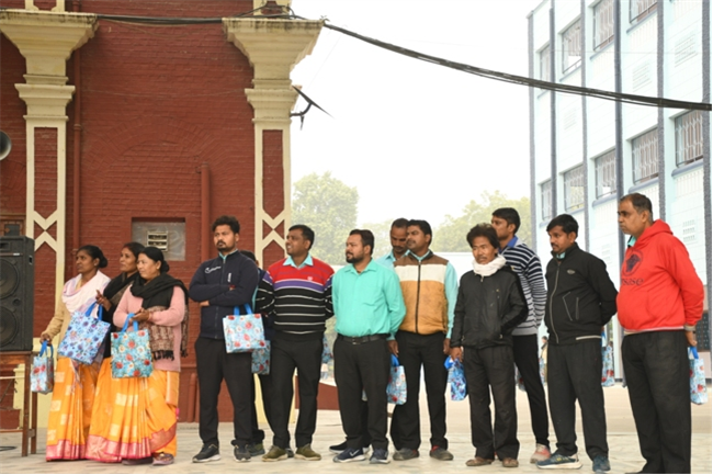 USM ACTIVITY-WINTER SMILES