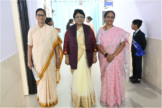 MISS FAREEDA LATIF KHAN FAREWELL