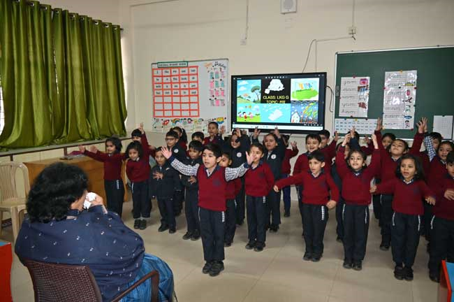 LKG Hindi Coral Recitation